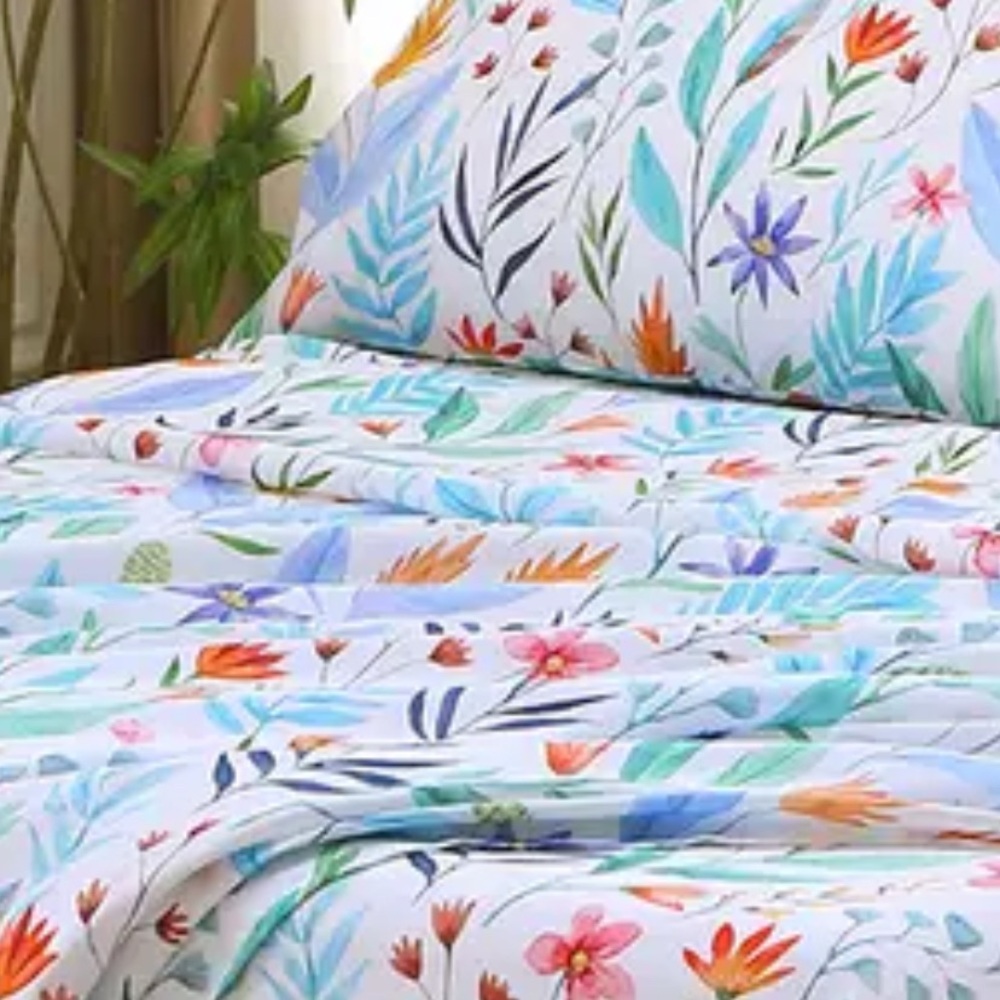 TWIN SHEETS & COMFY TOPPER
Sheets/ white mattress topper ARE brand new